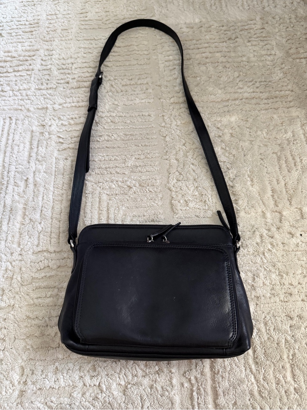 iLi New York Black Leather RFID Crossbody Bag